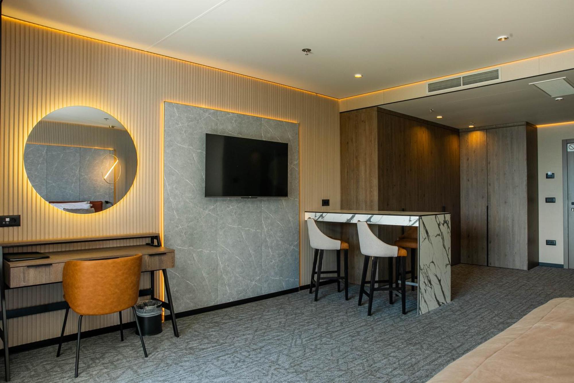 Hotel Medistone Оміш Екстер'єр фото